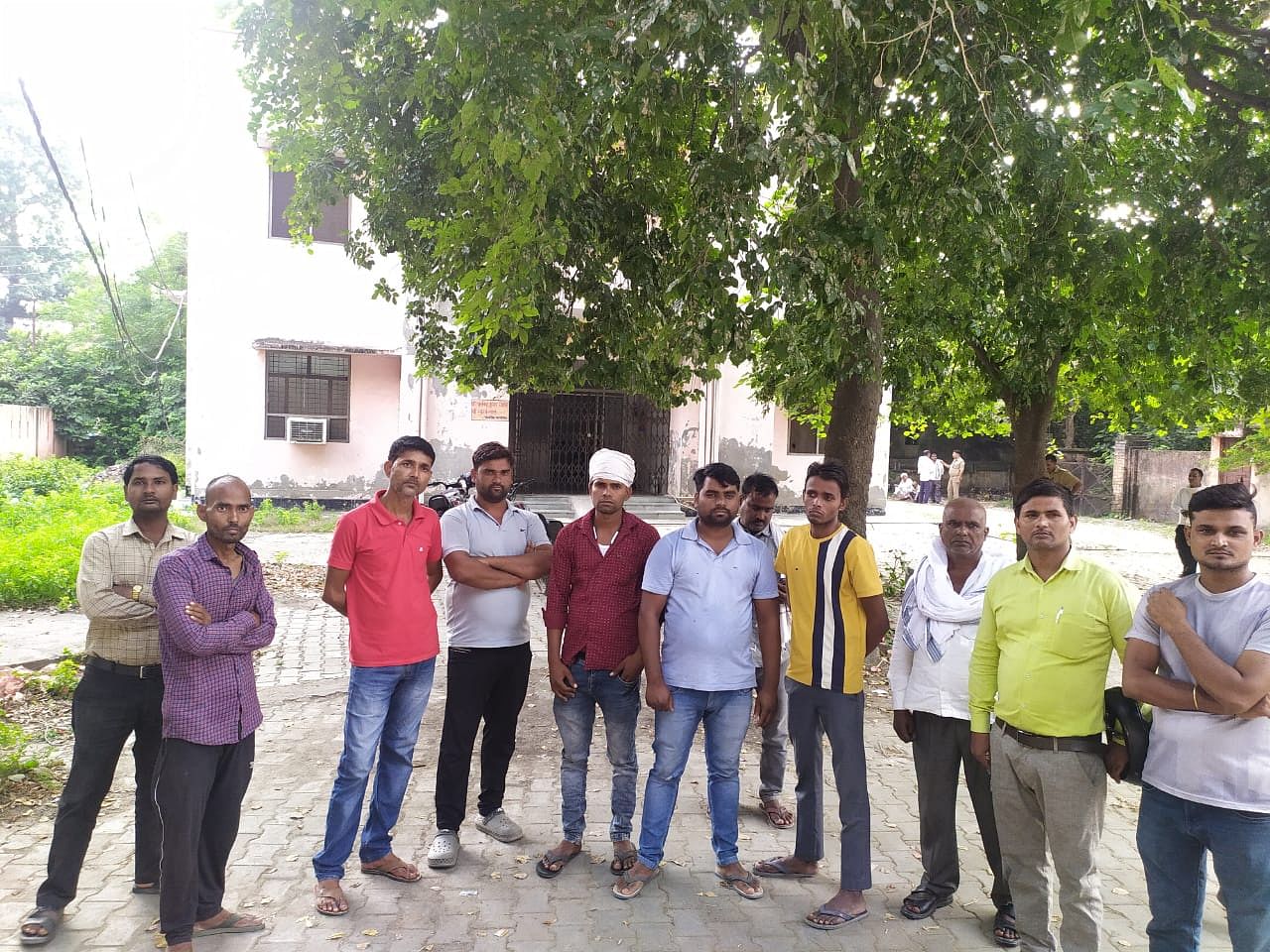 अस्पताल परिसर में गमजदा परिजन