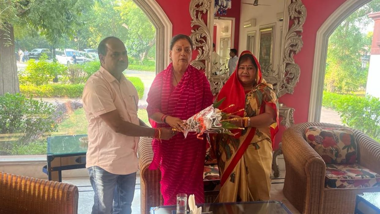 BJP candidate Shivcharan Kushwaha met Vasundhara Raje in Dholpur