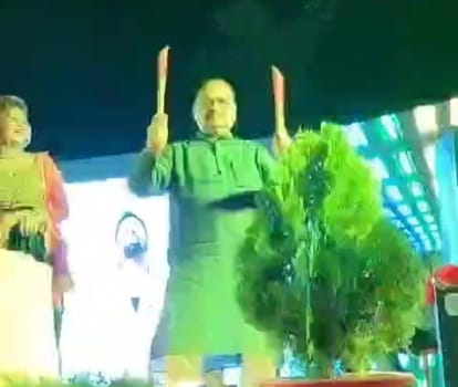 Bihar News : तमंचा के बाद अब डांडिया के साथ नजर आये नीतीश के विधायक; जमकर थिरके, कहा - मैं हूं फायर एमएलए Bihar News : nitish kumar bihar JDU party MLA Gopal Mandal now dances in dandiya night dashahara 2023