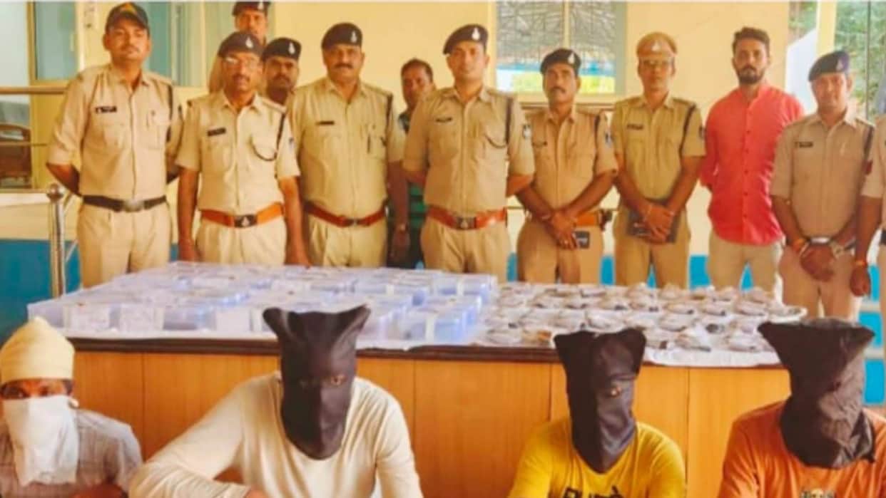 Barwani: Two big interstate arms smuggling gangs busted, 15 locations raided, four arrested with 62 weapons