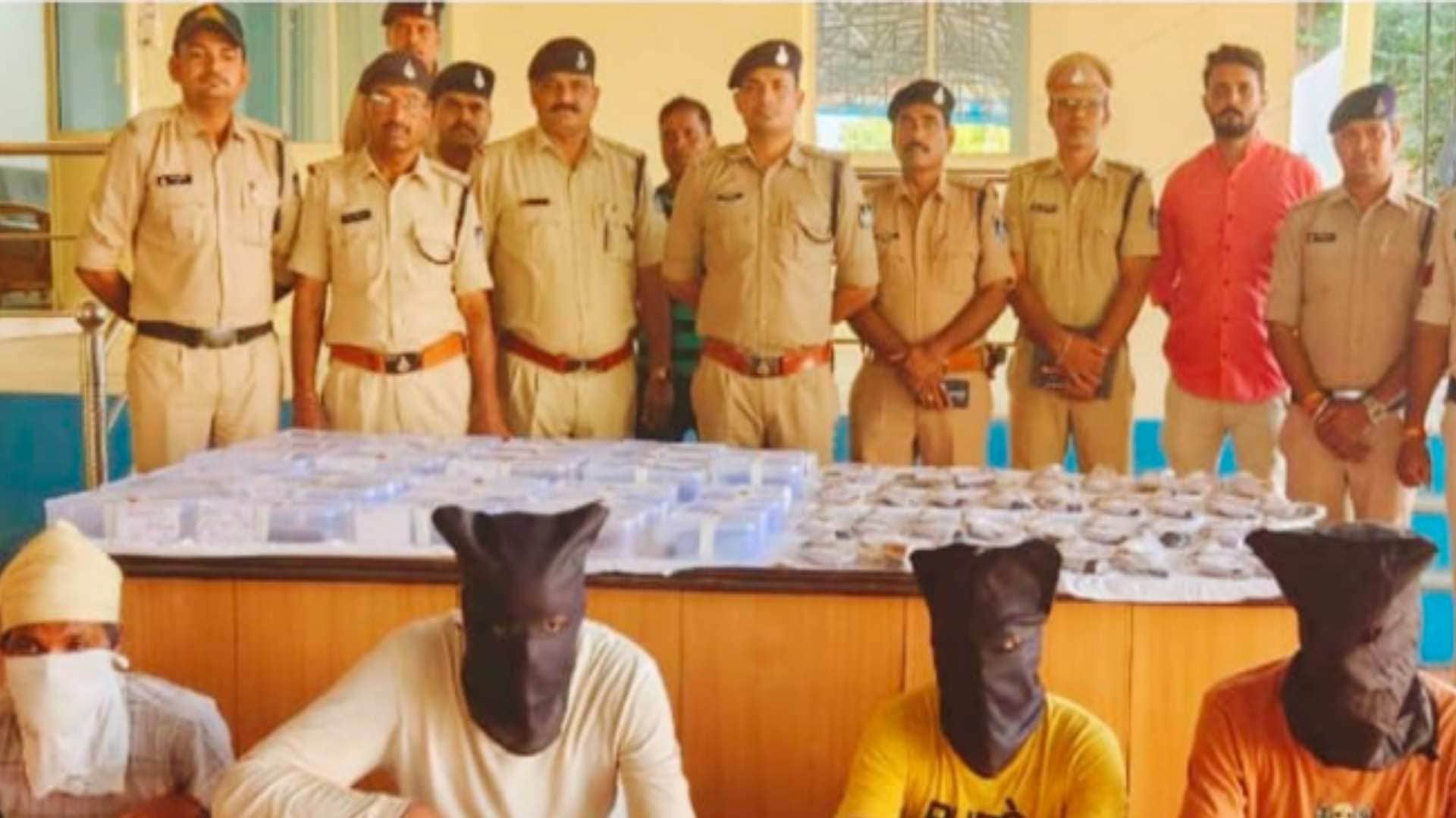 बड़वानी पुलिस ने चार हथियार तस्करों को पकड़ा है।