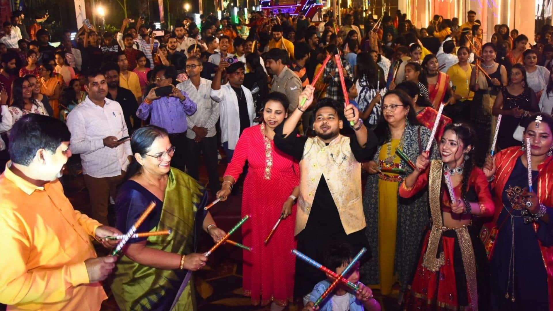 Lucknow: People danced in Dandiya Night, Mayor of Lucknow also did Dandiya dance