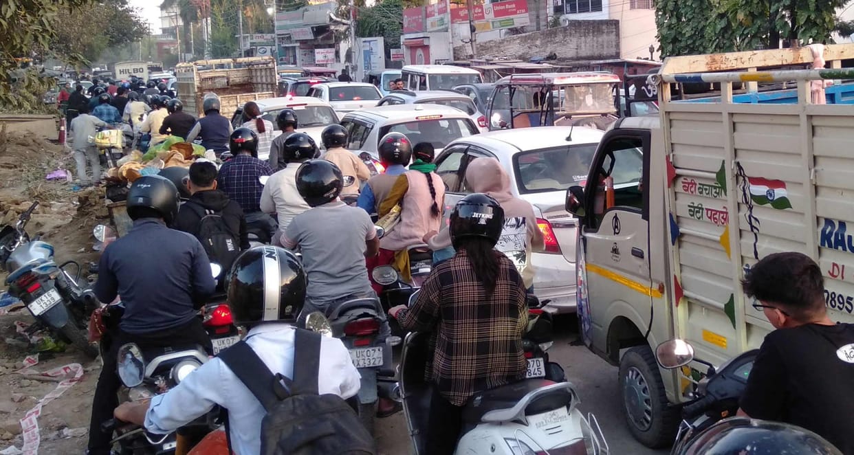 Due to VIP movement and examination, vehicles kept moving, traffic department and police kept struggling