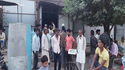 Etah: मंडी समिति से दिनदहाड़े गल्ला व्यापारी का गुल्लक चुराकर फुर्र हुए चोर, पीड़ित बोला-12 लाख रुपये थे उसमें thieves took away piggy bank of Galla trader with his money In Etah