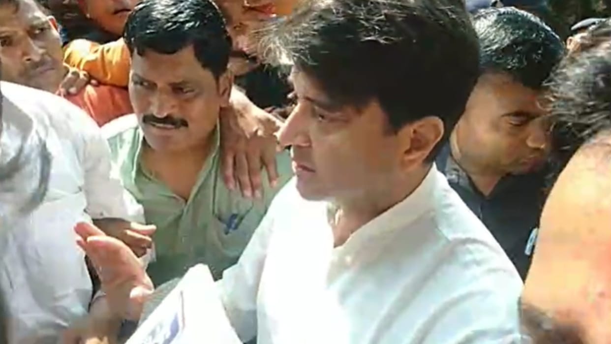 Supporters of former MLA demonstrated in front of Jyotiraditya Scindia