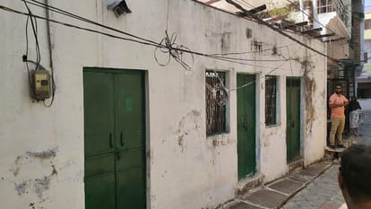 UP: झांसी में मां-बेटे की रहस्यमयी मौत, कमरे से आने लगी थी बदबू; 5 साल से रहते थे यहां पर कोई न जानता इनके नाम Mysterious death of elderly mother and son in Jhansi
