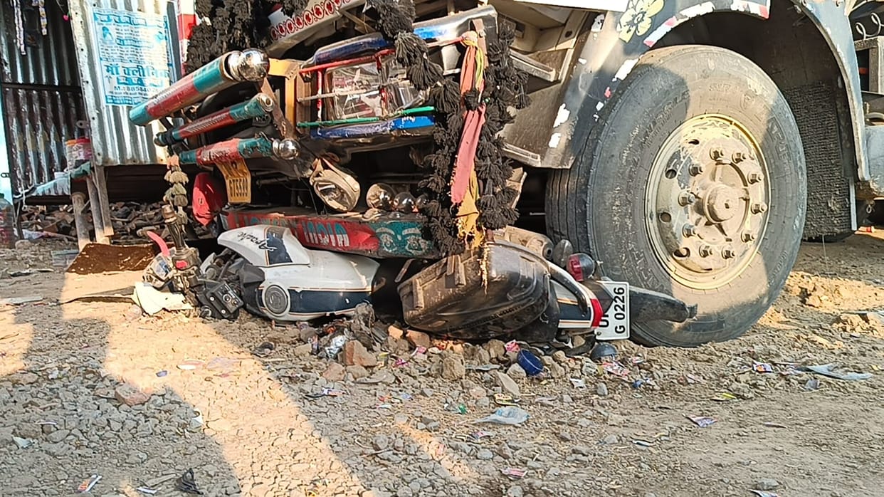 Uncontrolled truck hits police mobile vehicle in Hamirpur, four policemen injured, two referred to Kanpur