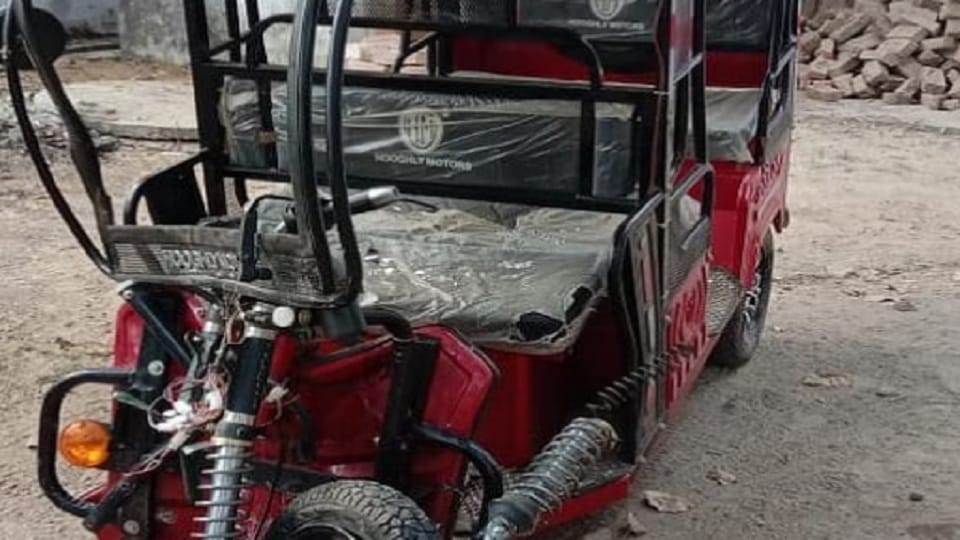Six school children riding e-rickshaw injured in car collision in kashipur