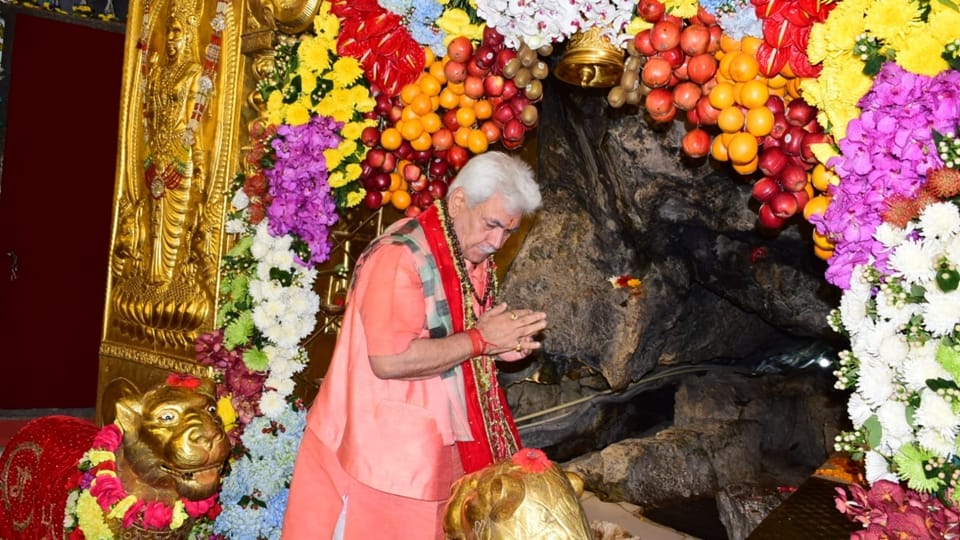 lg Manoj Sinha paid obeisance at Mata Vaishno Devi shrine katra on Maha Ashtami