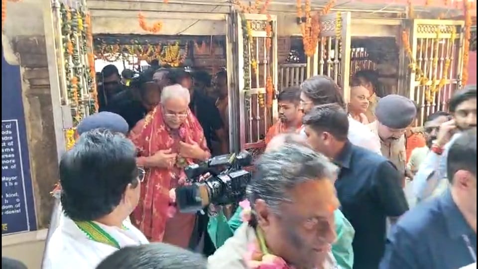 मां महामाया के दरबार में सीएम बघेल ने टेका मत्था