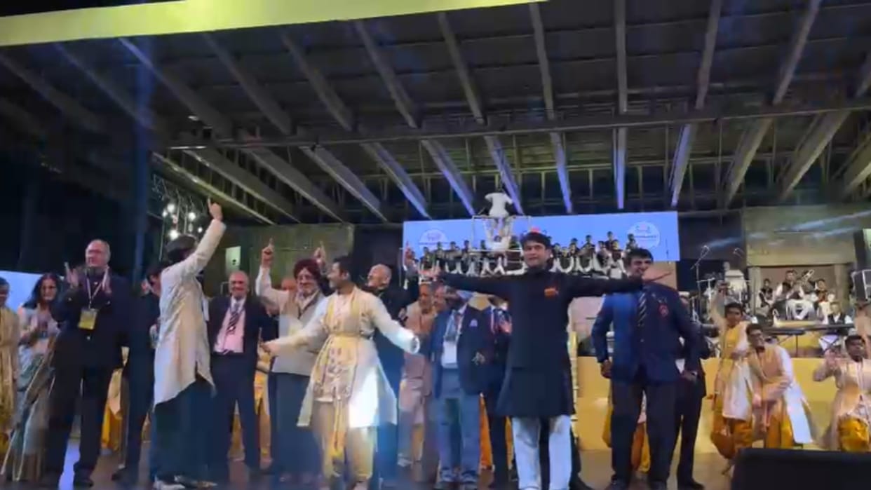 Gwalior: Jyotiraditya Scindia dance with students goes viral New avatar of 'Maharaj' seen amid election season