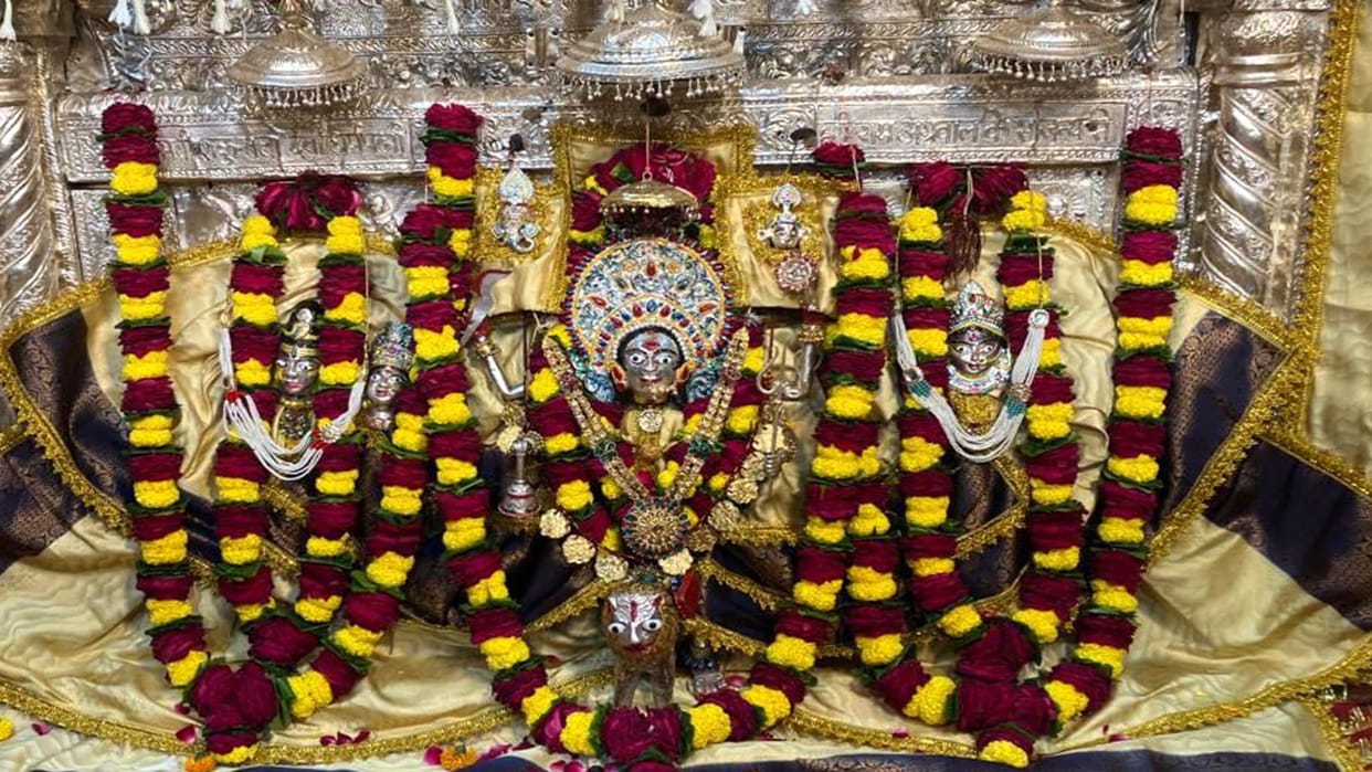 Sharadiya Navratri 2023: Mahagauri worshiped on Mahashtami, long queue of devotees formed for darshan