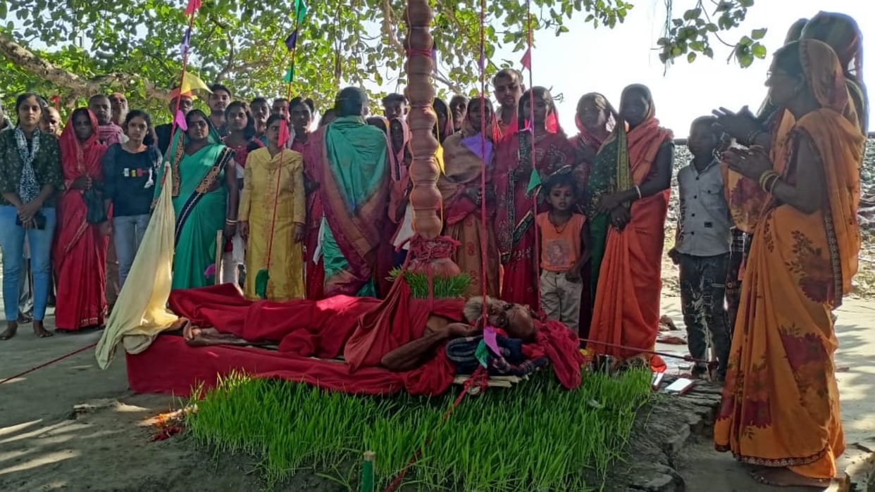 Navrati 2023: Sant Lal Baba established 51 Kalash on the chest and worshiping Maa Durga in Gopalganj