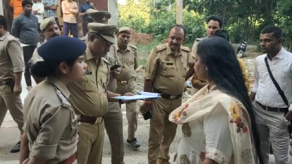 Raid in Hotels: Illegal hotel was operated in house of Congress leader in Meerut, police have sealed six