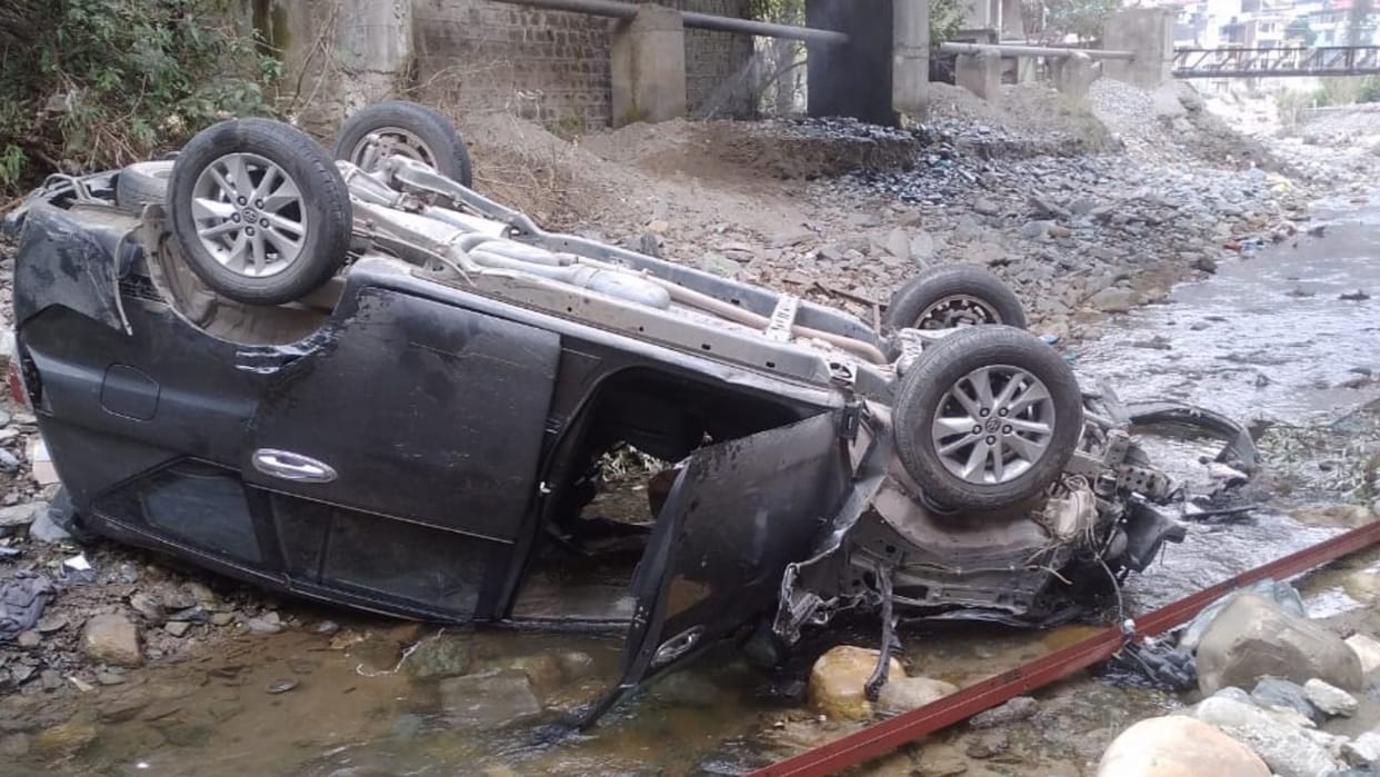 Three Injured Punjab tourist Car fall into Sauli Khadd Mandi Himachal Pradesh