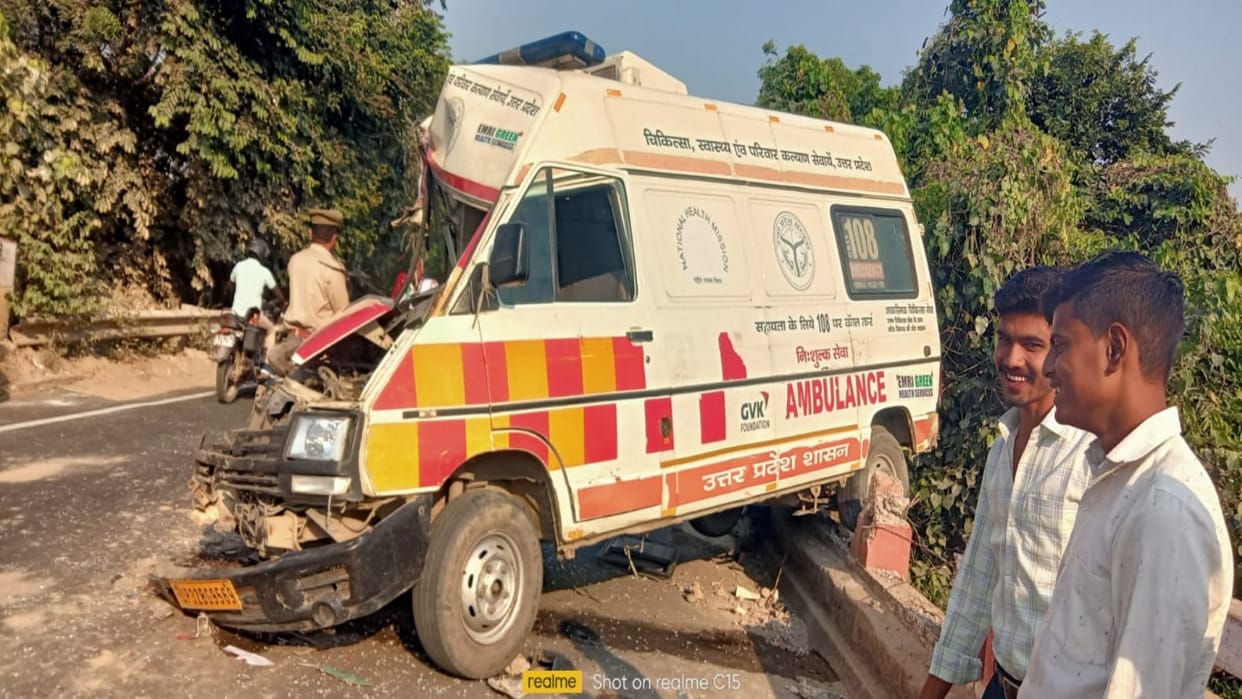Huge collision between bus and ambulance, passengers narrowly escaped