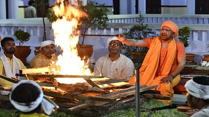 CM Yogi performed Mahanisha Puja will worship the feet of nine girls in the form of Durga on Monday