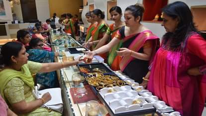 ज्वेलरी शॉप पर आभूषण देखतीं महिलाएं