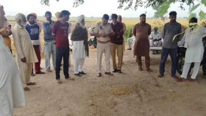 कार्रवाई करती पुलिस और साथ में खड़े ग्रामीण।