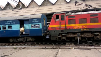 गजब : प्रयागराज के रामबाग स्टेशन पर तीन घंटे के अंतराल में पहुंचीं दो विभूति एक्सप्रेस Two Vibhuti Express reached Rambagh station of Prayagraj within a gap of three hours.