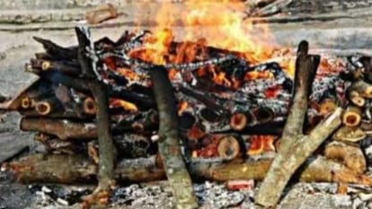 साथ जिये हैं साथ मरेंगे: पत्नी की हुई मौत, अंतिम संस्कार से पहले पति की भी थम गईं सांसें; एक साथ जलीं चिताएं Husband died just few hours after wife death in Agra Both were cremated together