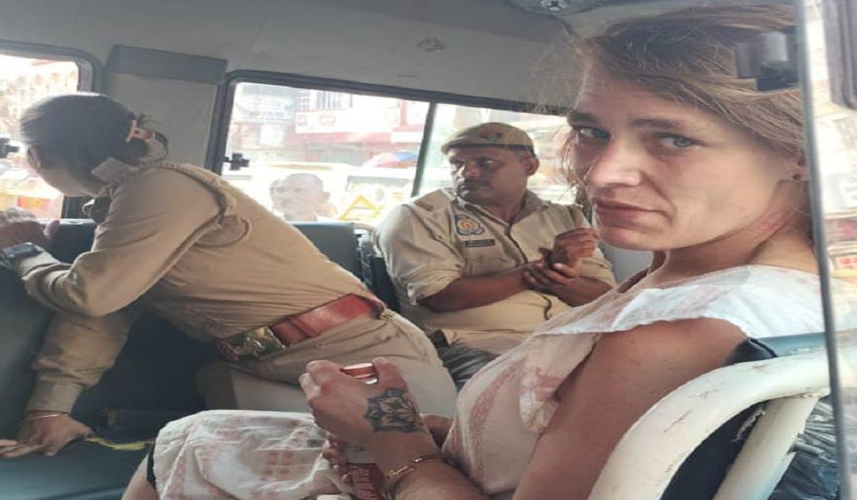 Russian woman created ruckus at the gate of Vishwanath Dham, threw flower garlands at devotees
