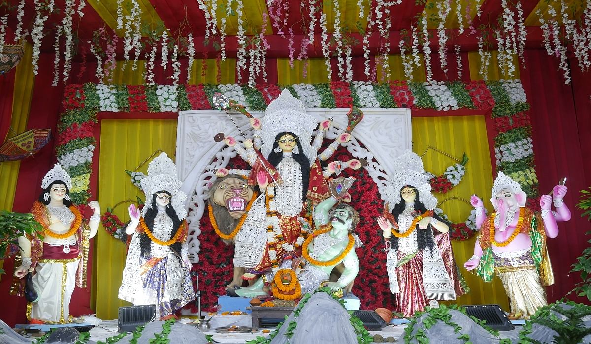 वाराणसी के एक पंडाल में स्थापित मां दुर्गा
