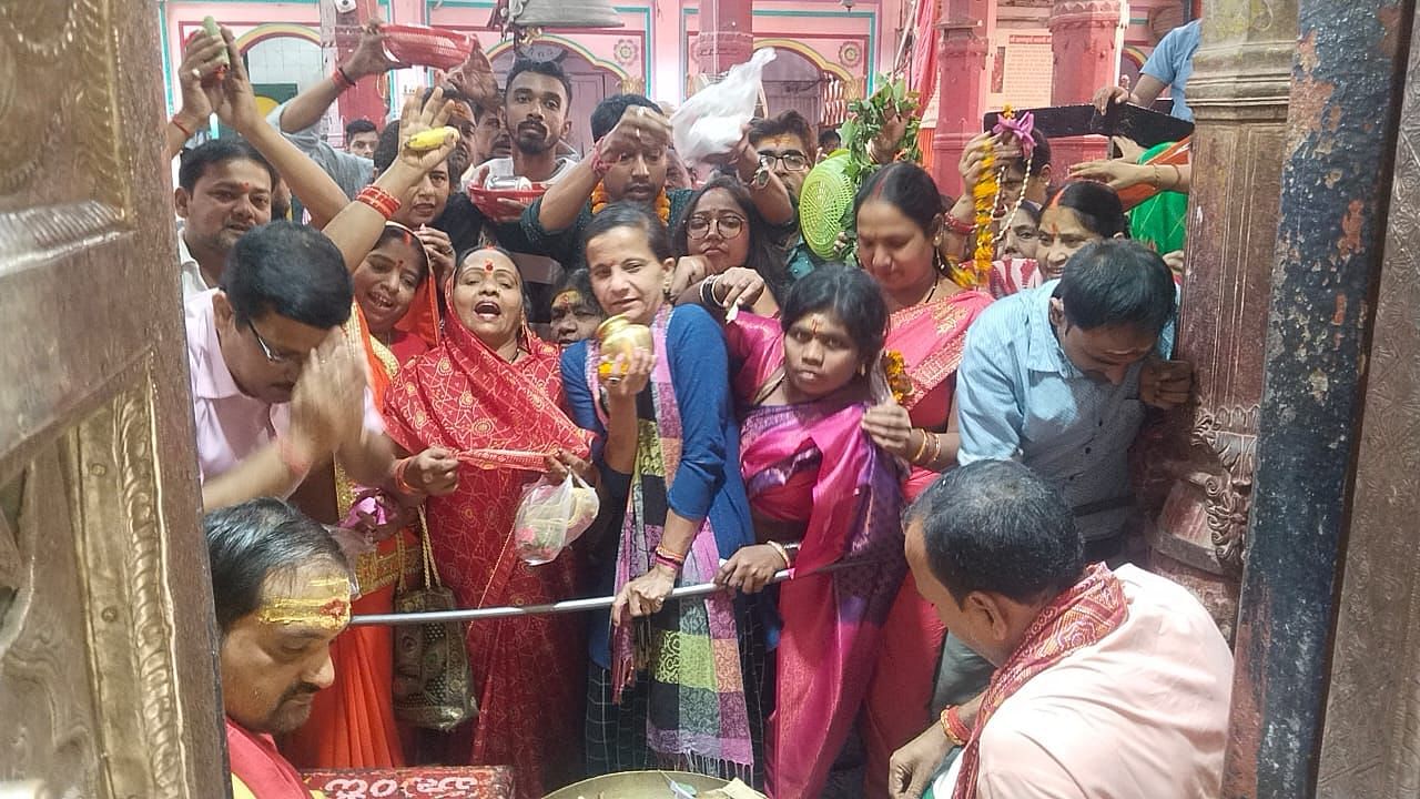 श्रद्धालुओं ने मां अन्नपूर्णा मंदिर में टेका मत्था