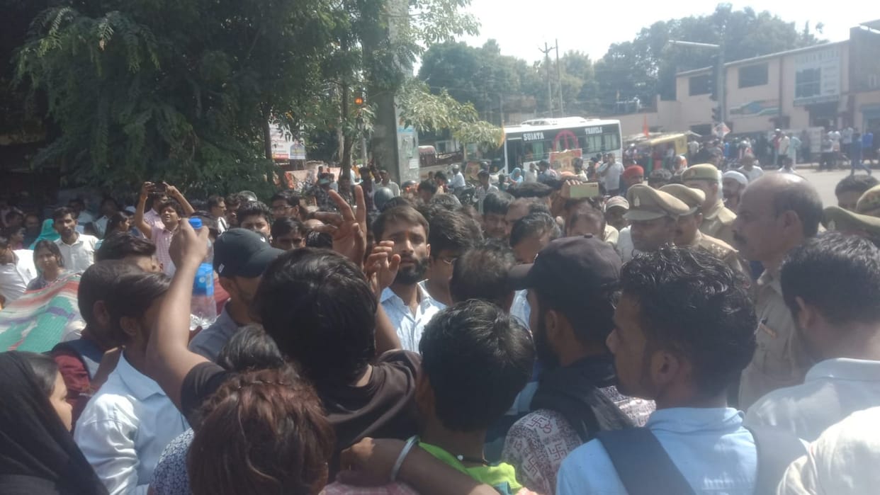 Anger flared up after the death of a young man injured in the accident, blocking the road by keepin