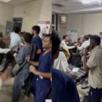 मेरठ मेडिकल कॉलेज में तीमारदारों को पीटते जूनियर डॉक्टर।