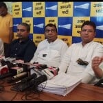 पत्रकारों से बातचीत करते आप के नेता