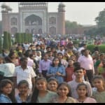 ताजमहल में पर्यटकों की भीड़