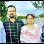 माता-पिता और बहन के साथ उत्कर्ष सक्सेना