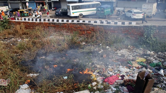Delhi: Grape rules flying in clouds of dust and smoke