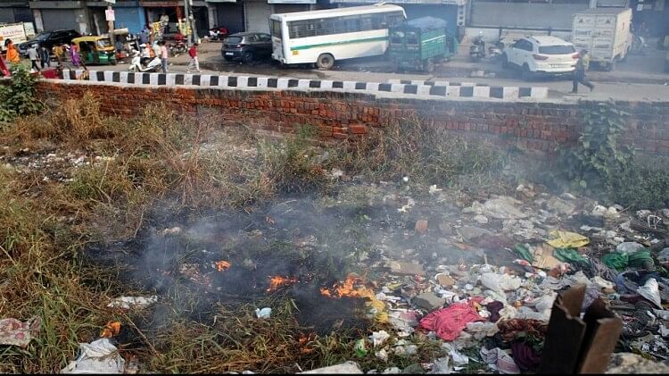 Delhi: Grape rules flying in clouds of dust and smoke