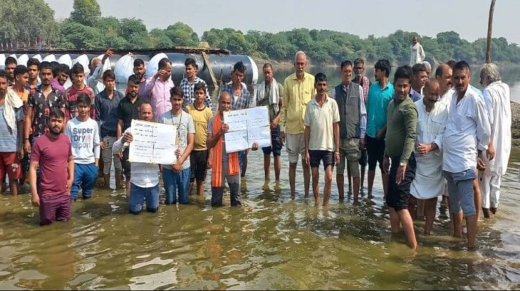 राधास्वामी सत्संग सभा मामला: यमुना की धारा में खड़े होकर बोले ग्रामीण- कब्जा नहीं हुए खाली तो लेंगे जल समाधि