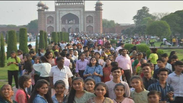 Agra: 25 हजार पर्यटक पैदल… दूसरे दिन भी व्यवस्था ध्वस्त, नहीं दिखे भीड़ प्रबंधन के इंतजाम; लपकों का बोलबाला