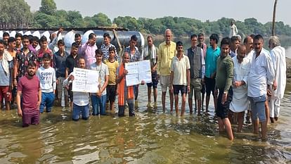 Protest against the occupation of Radhaswami Satsang Sabha Police stopped the villagers going to take water