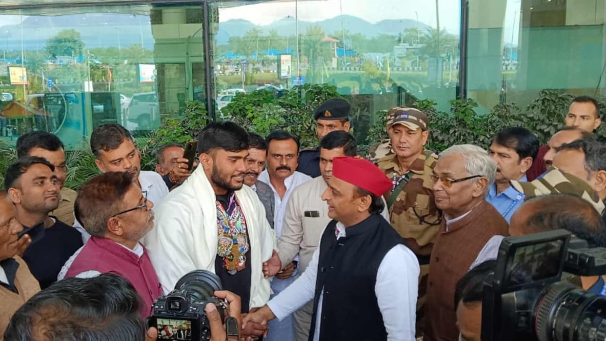 Akhilesh Yadav said to party workers Dont come to Lucknow for discussion organize my program in Uttarakhand