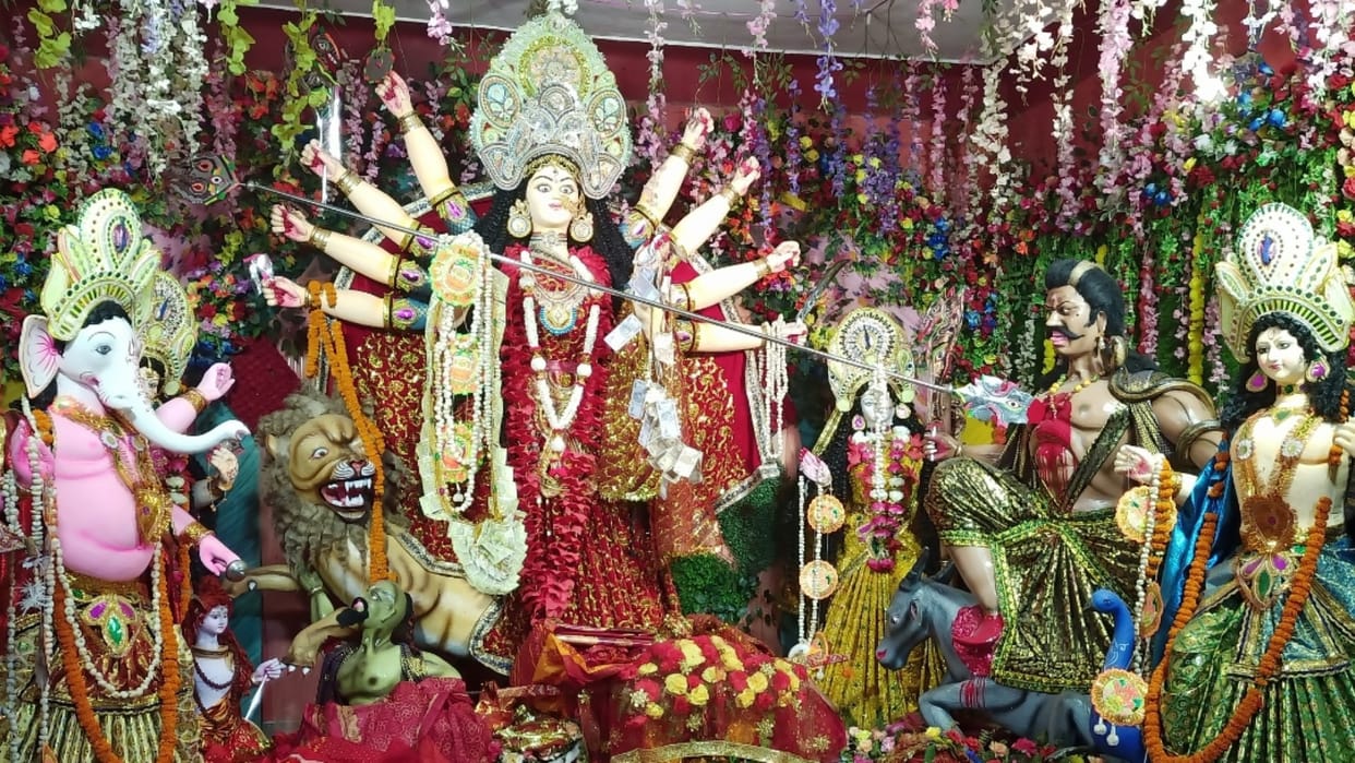 UP: A young man fell while dancing in front of the Durga Puja pandal in Ambedkar Nagar