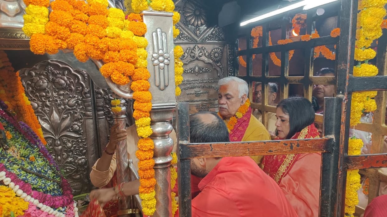Chief Secretary worshipped Maa Vindhyavasini inspected Vindhya Corridor In Mirzapur