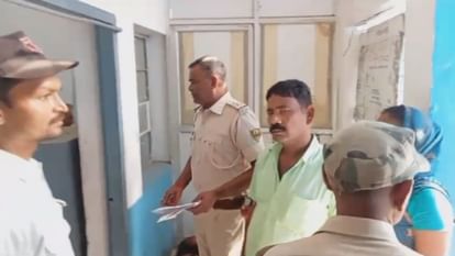 Bihar Crime: पूजा कर घर लौट रहा था परिवार; हथियारबंद बदमाशों ने गाड़ी रोक कर अधेड़ को गोली मारी, गंभीर घायल Family was returning to Banka after worshiping; Armed miscreants stopped car and shot middle aged man