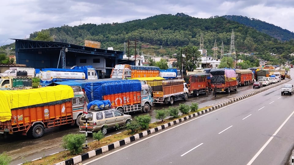 Jammu Srinagar national highway remains closes 400 vehicles stranded