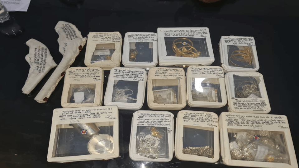 Head constable brother and father arrested for theft of jewelery worth Rs 15 lakh in Jhansi