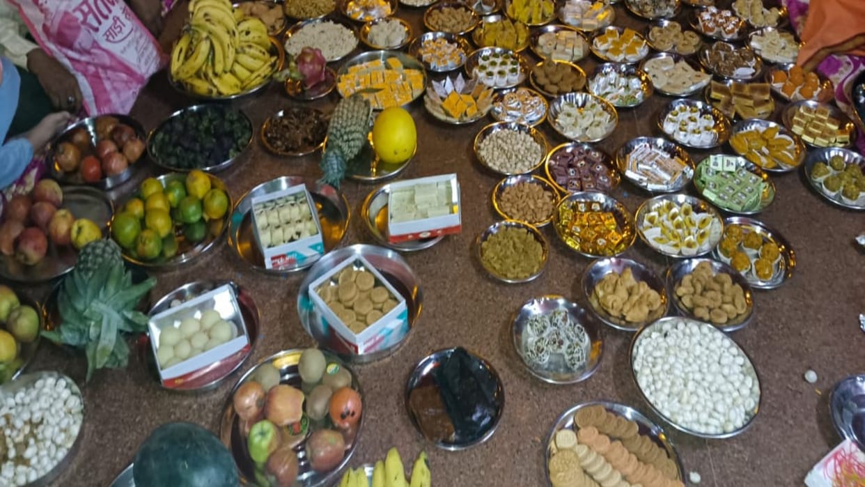 Grand decoration of Maa Shitala in Kad Dham, 56 types of offerings were offered.