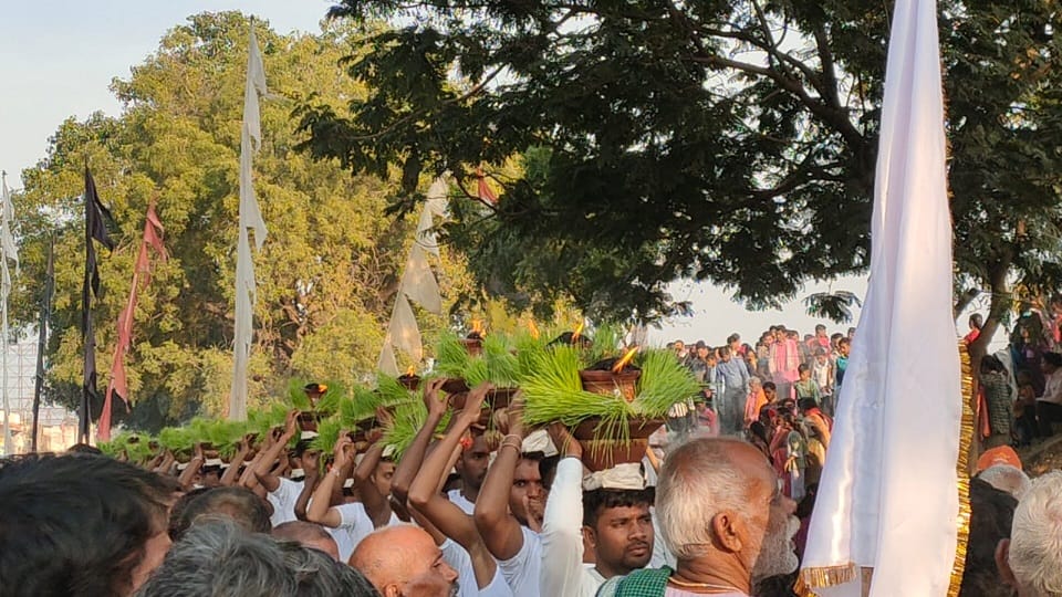 Jyoti Kalash Of Maa Ganga Bachelors lifted the Jyoti Kalash Maa Ganga in Balod