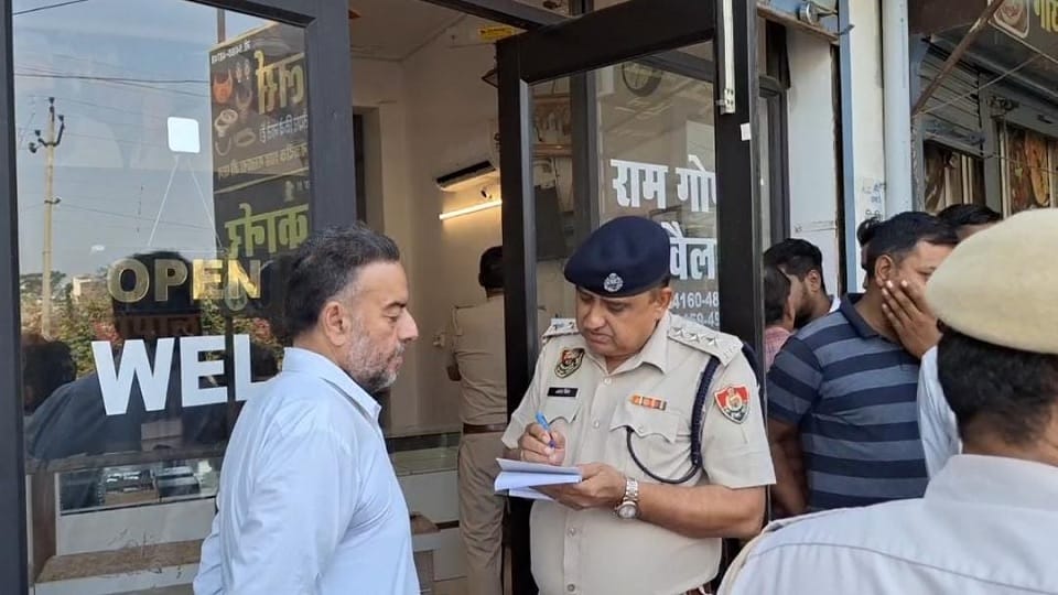 miscreants who came posing customers attacked goldsmith with knife In Sirsa