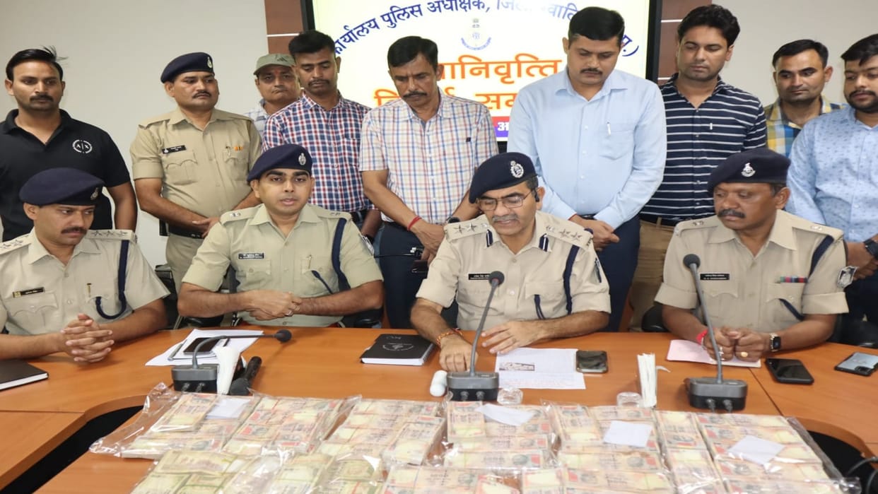 MP Election 2023 Gwalior Police seized Rs 47 lakh old notes of Rs 500 and Rs 1000 were in the bundle