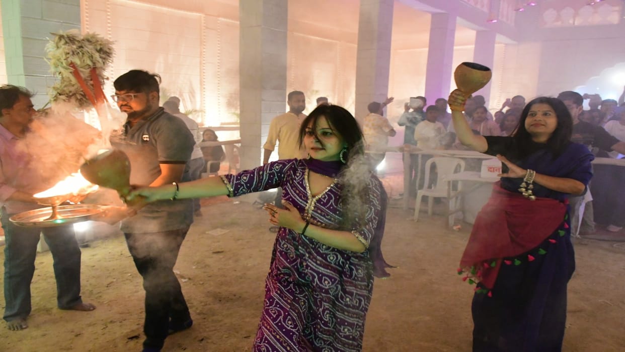 Shardiya Navratri: Devotees gathered in temples and pandals on Mahanavami, decorated rangoli