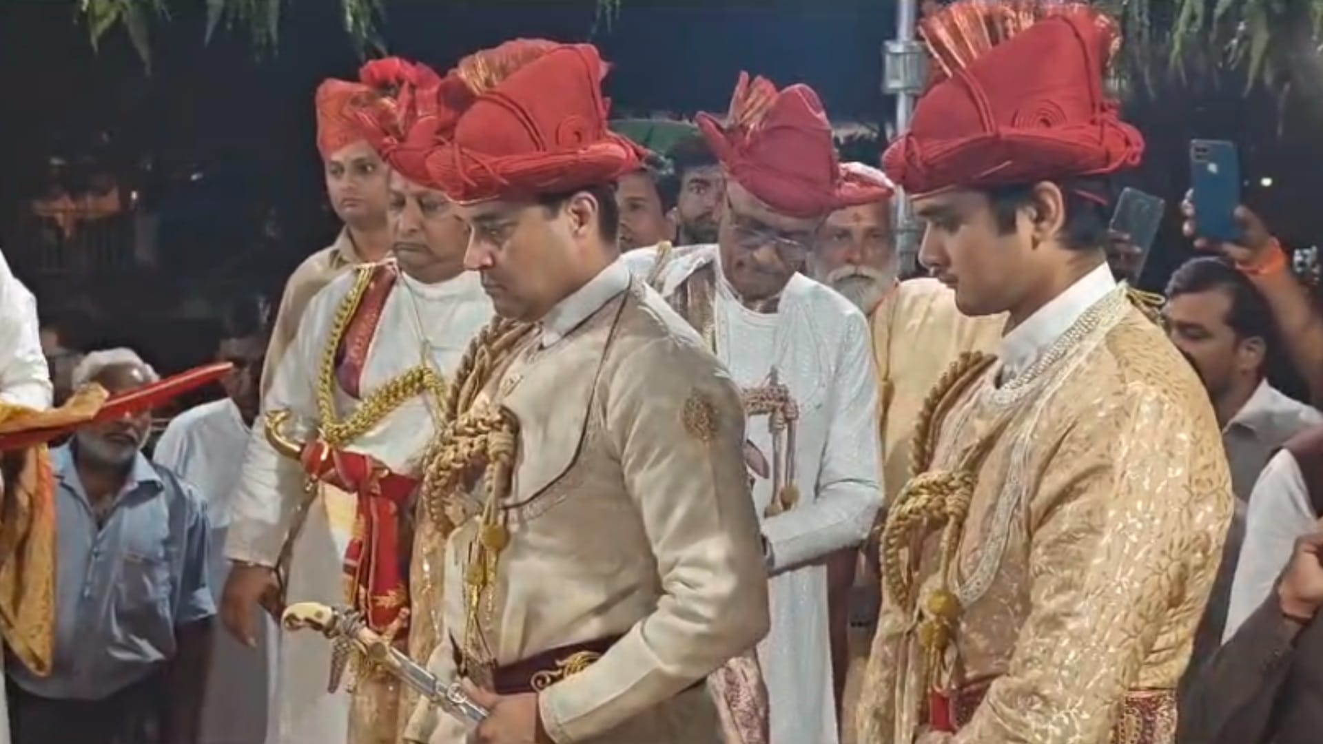 Dussehra: Scindia's royal Shami worship, seen in royal attire with a sword, competition to loot Shami leaves
